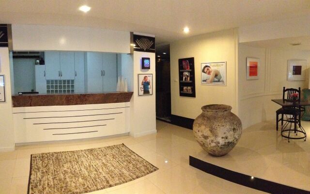 Studio Sukhumvit 18 by iCheck Inn