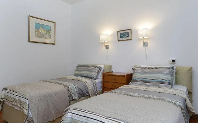 Contemporary Lakeside Villa Enjoying Direct Lake Access, Wifi, BBQ, Near Restaurant and Shop