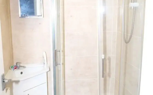 Nottingham - 5 Beds - Sleeps 11 - Garden - Parking