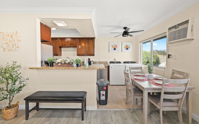 Sunny & Cheerful Near I-10 ~ Queen Beds ~ Parking