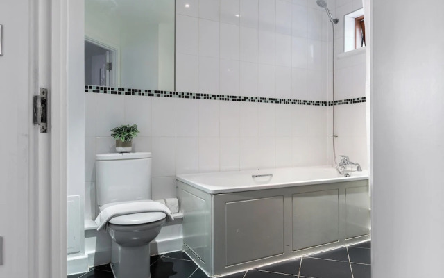 Modern Apartment in Bow