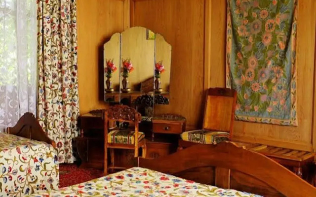 Royal Group of Houseboats