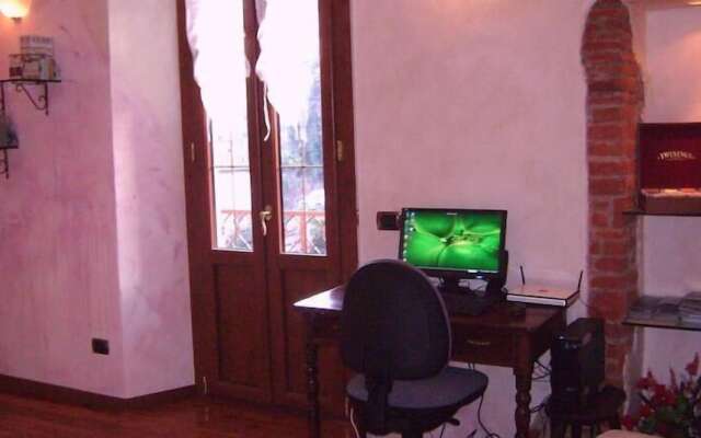 Azalea & Glicine House