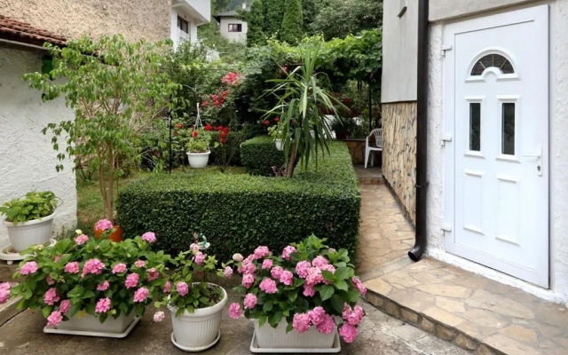 Modern&Cozy Bosnian house with GARDEN+FREE parking