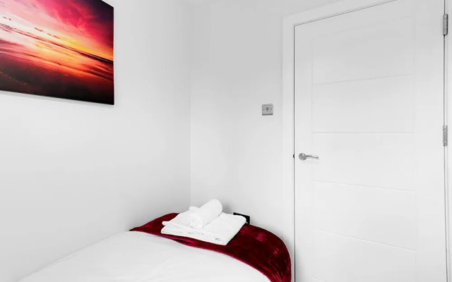 Spacious 4bedroom House-01 in Farnham Royal Slough