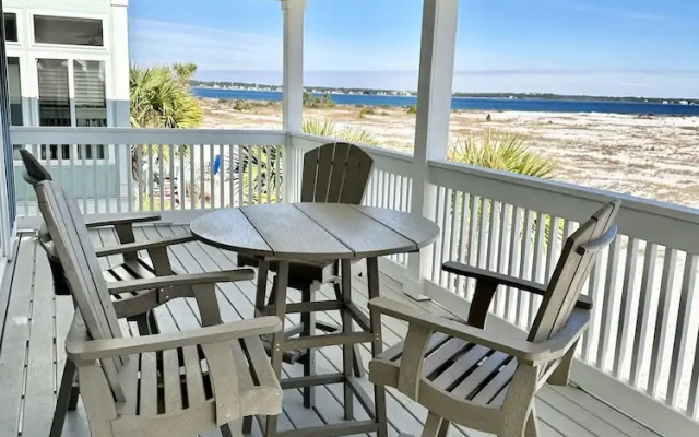 Salty Dog 5 Bedroom Home by RedAwning