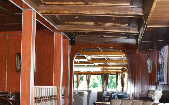 Compass River City Boatel