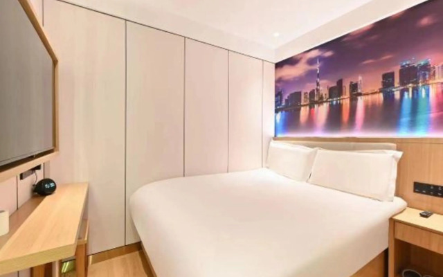 Super 8 Collection Hotel (Beijing Ganjiakou Subway Station)