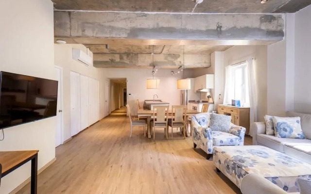 Grand Urban Elegance - City Center Luxury
