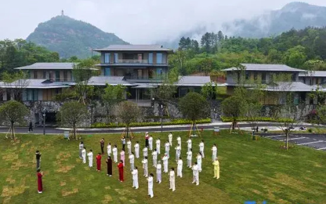 Ruolin Qiaoshangu Graden Hotel