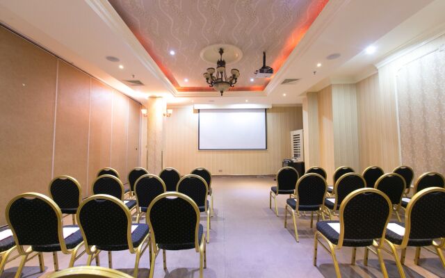 Victoria Crown Plaza Hotel