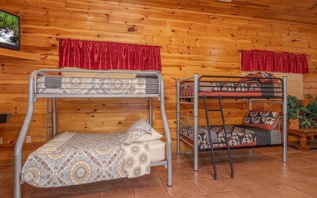 Spacious Party Hut Near Attractions by Redawning