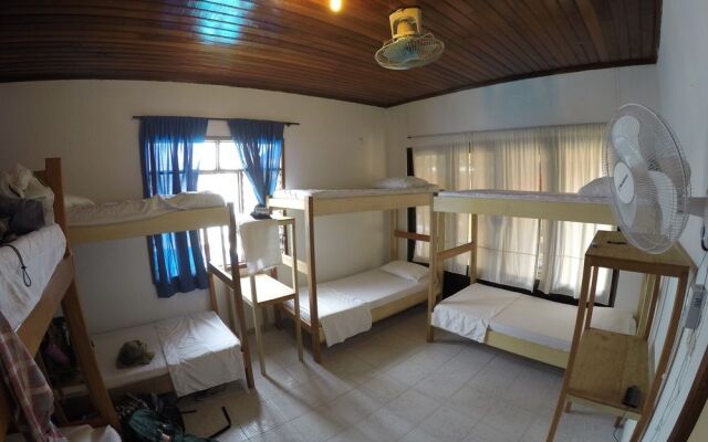 Leticias Guest House - Hostel