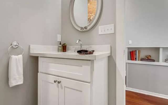 Luxurious Lower Garden District Condo w/ Balcony!