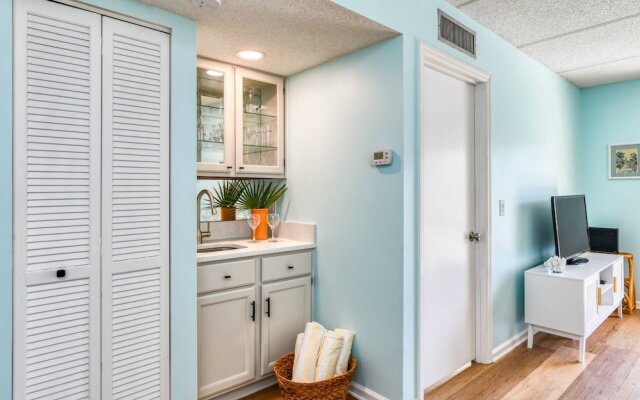 Ocean and Racquet 8208