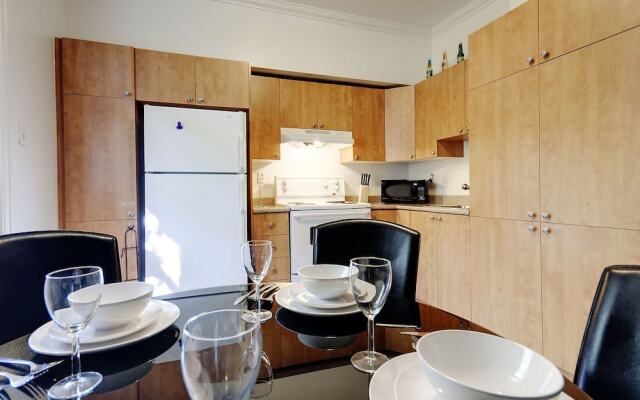 Large three bedroom next to the Bell Center by Hometrotting