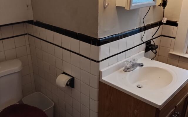 The Carew House Sleeps 10 Fenced 4BR Full Kitchen Steps2 YCP