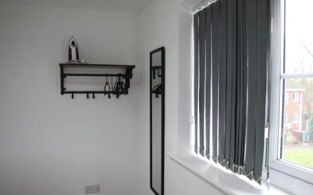 3 Bedroom House Close to City Centre/ Free Parking