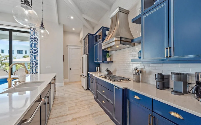 Dream Island 8 Bedroom Home