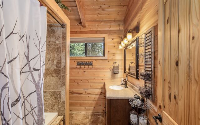 Thyme Out 2 Bedroom Home by NW Comfy Cabins by RedAwning