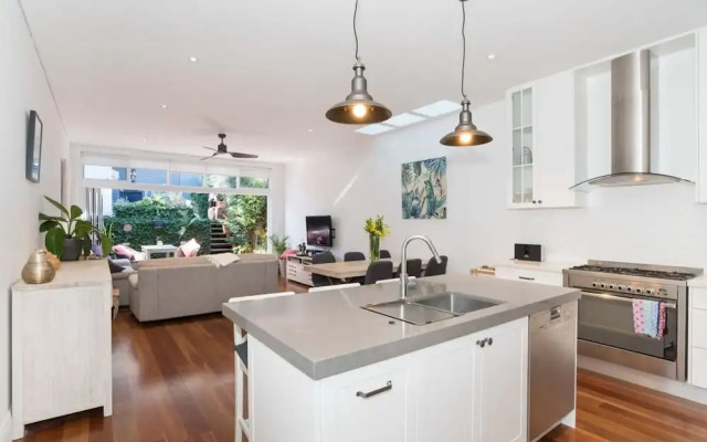 Bright Home in Trendy Newtown Close to the Park