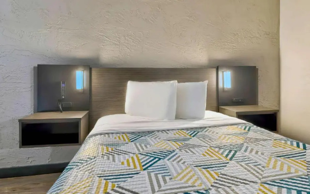 Days Inn Glendale/Milwaukee N. Area