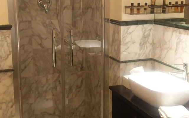 Royal Palace Luxury Suites & Hotel