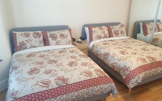 London Luxury 2 Bedroom Flat 5min walk from Overground, with FREE WIFI, FREE PARKING-Sleeps x6
