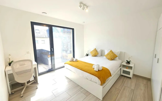 Stylish 3 BR with 2 terraces and parking