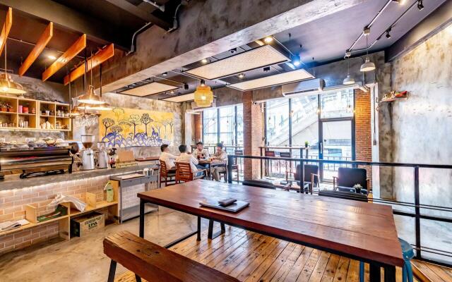 Thonglor Travellers Hostel & Cafe