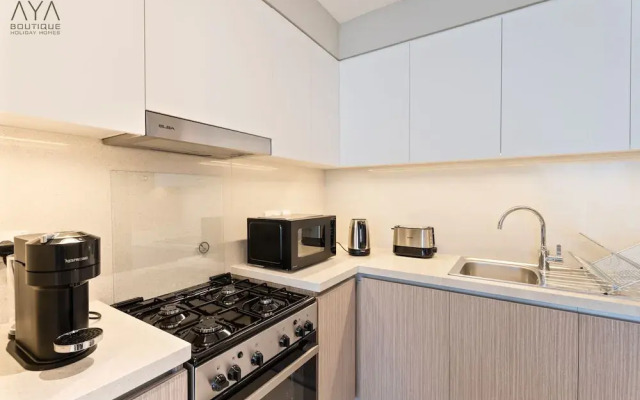 Aya - Elegant 1BR Apartment With Balcony and Creek Views
