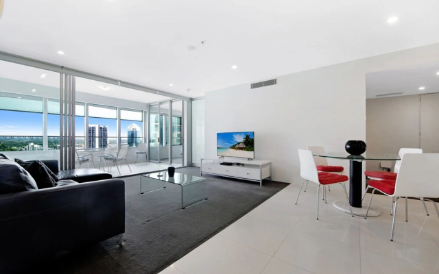 Iconic Q Surfers Paradise 1 Bed + Study Apartment