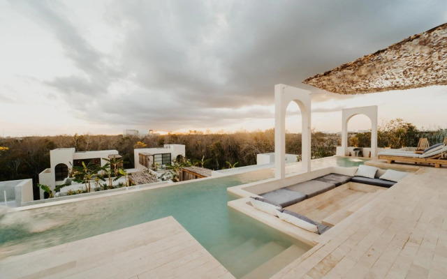 Villa Torana 4br/8pp Private Pool Rooftop Security