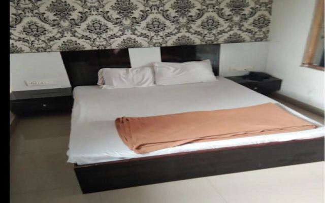 Hotel Aaiye Lodging & Boarding By WB Inn
