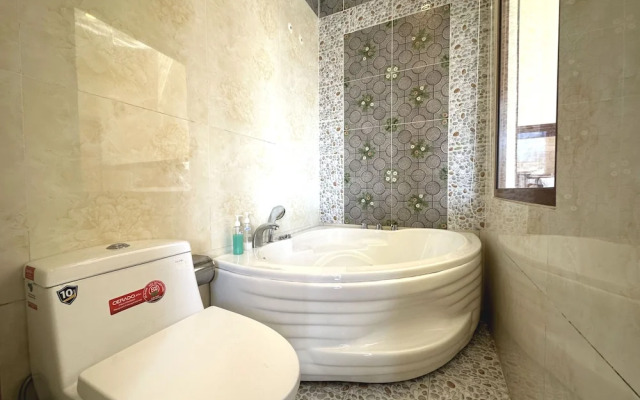 Capital O 1198 Dinh Loan Hotel