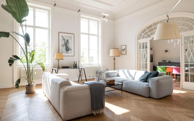 2200SQFT Luxury Apartment in City Center