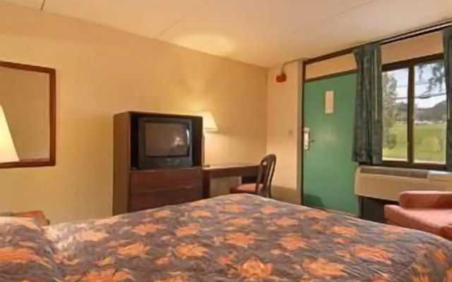 Super 8 White River Junction