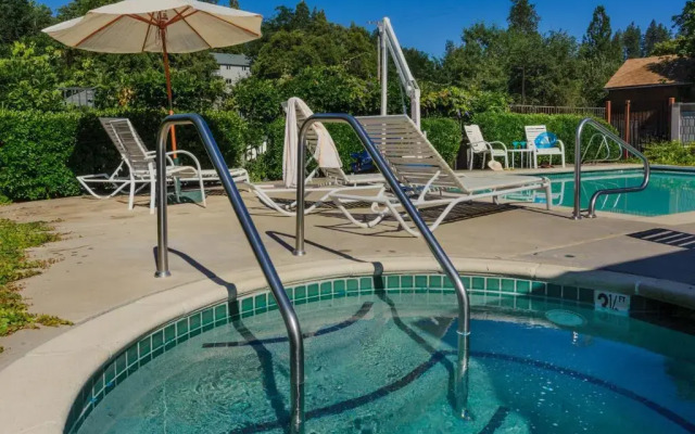 Grass Valley Courtyard Suites