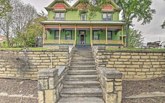 The Lilly House: Historic Glen Rose Home w/ Porch!