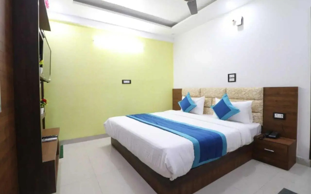 OYO 70042 B Singh Stay Mahipalpur
