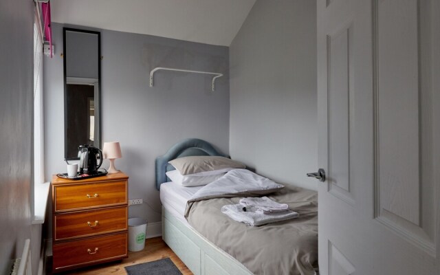 Detached 3 Bed House, Ideal for Long Stays & Pets