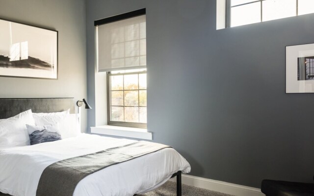 Bordeaux - Luxe LF Square Apts with Rooftop by Zencity