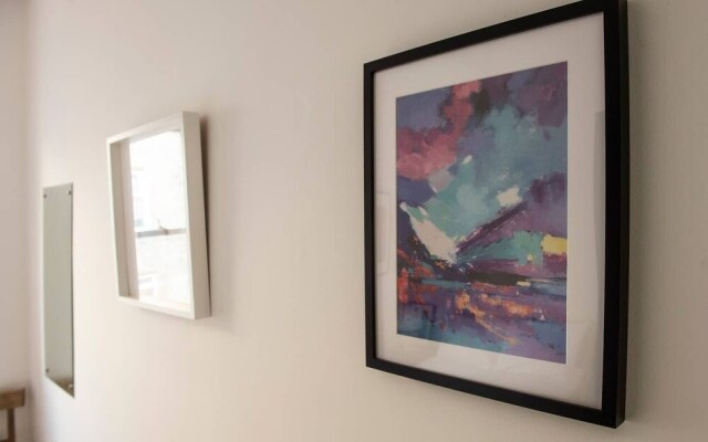 Colourful West-end Apartment - 2 Double Bedrooms 4 Guests!
