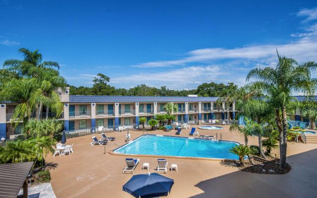 Clarion Inn & Suites Central Clearwater Beach