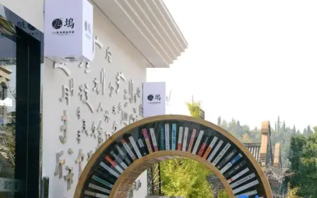 24° North Latitude Theme Hotel
