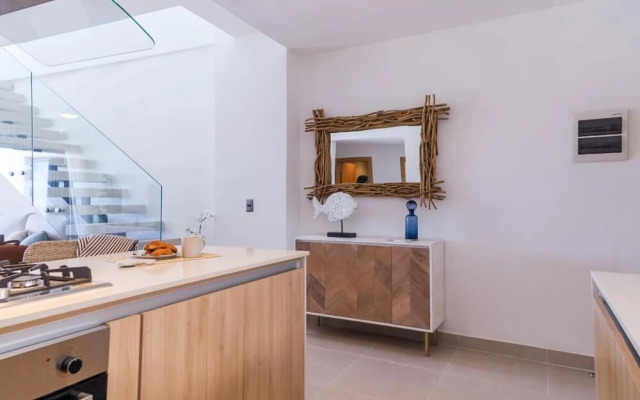Elegant and Spacious Penthouse With Ocean View