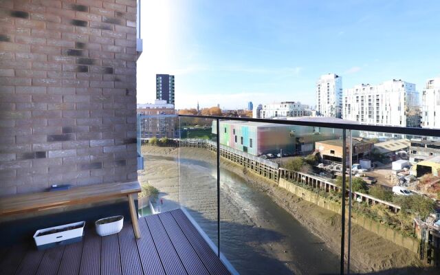 1 Bedroom Apartment With Balcony in Greenwich