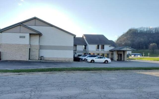 The Center Lodge and Jacuzzi Suites