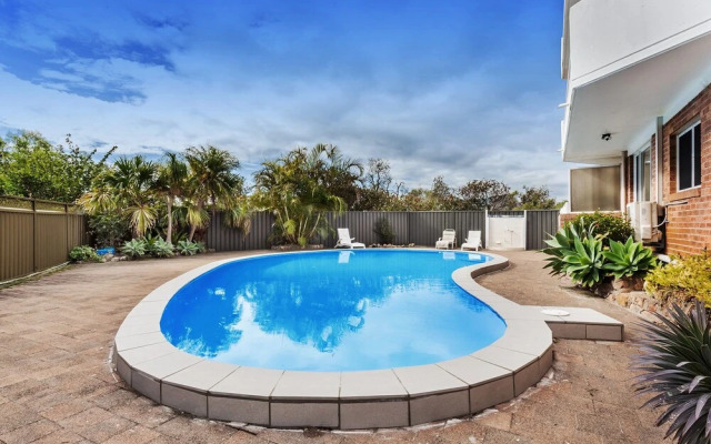 Albacore Unit 8,12 Ondine Close