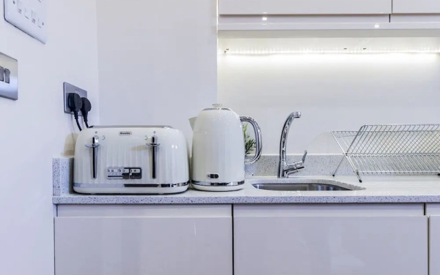 Luxurious Renovated Ealing Victorian Flat for 3